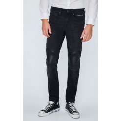 Guess Jeans - Jeansy Jay. Czarne jeansy męskie marki Guess Jeans, z aplikacjami, z elastanu. W wyprzedaży za 379,90 zł.