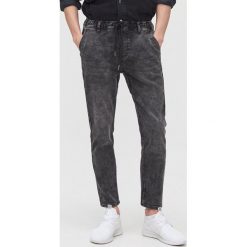 Joggery carrot - Szary. Szare spodnie męskie Cropp, m, bez wzorów, z jeansu. Za 119,99 zł.