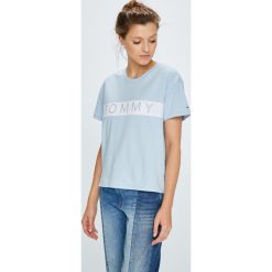 Tommy Jeans - Top. Szare topy damskie Tommy Jeans, m, z nadrukiem, z bawełny, z okrągłym kołnierzem. W wyprzedaży za 129,90 zł.