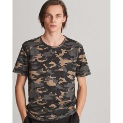 T-shirt moro - Beżowy. Brązowe t-shirty męskie Reserved, s, moro, bez kołnierzyka. Za 39,99 zł.