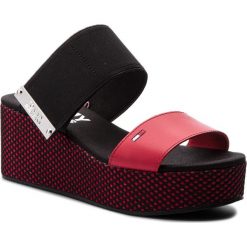Klapki Tommy Jeans Material Mix Flatform Sandal EN0EN00217. Czerwone klapki damskie Tommy Jeans, bez wzorów, z jeansu, bez obcasa. W wyprzedaży za 219,00 zł.