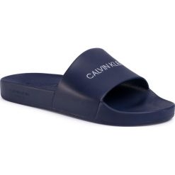 Klapki CALVIN KLEIN SWIMWEAR - One Mold Slide KM0KM00498 CBK. Niebieskie klapki męskie Calvin Klein Swimwear, z tworzywa sztucznego, bez zapięcia. Za 179,00 zł.