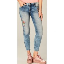Jeansy skinny fit z haftem - Niebieski. Niebieskie rurki damskie marki Mohito. W wyprzedaży za 119,99 zł.