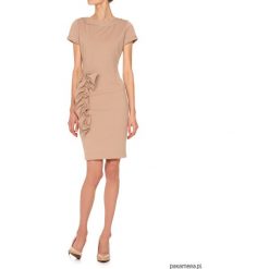 Sukienka beżowa YB100114_RAL1015. Brązowe sukienki damskie Pakamera, bez wzorów, eleganckie, z klasycznym kołnierzykiem, bez rękawów, midi, ołówkowe. Za 480,00 zł.