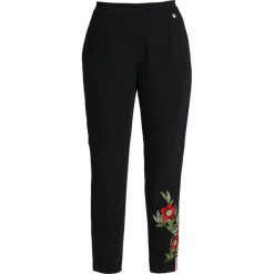 Ted Baker MADLYNE FLORAL Spodnie treningowe black. Czarne bryczesy damskie Ted Baker, z dresówki. Za 699,00 zł.