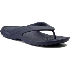 Japonki CROCS - Classic Flip 202635 Navy. Niebieskie klapki damskie Crocs, bez wzorów, z tworzywa sztucznego, bez obcasa. W wyprzedaży za 79,00 zł.