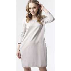 Szara Sukienka Adrieta. Szare sukienki damskie Born2be, xl, bez wzorów, z dzianiny, bez kołnierzyka, bez rękawów. W wyprzedaży za 49,99 zł.