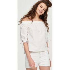 Jeansowe szorty high waist - Biały. Białe szorty damskie Sinsay, s, bez wzorów, z jeansu, z podwyższonym stanem. W wyprzedaży za 29,99 zł.