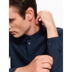Koszula męska w drobny wzór o dopasowanym kroju. Koszule męskie na zimę, m, w kropki, z jeansu, eleganckie. W wyprzedaży za 39,99 zł.