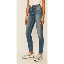 Calvin Klein Jeans - Jeansy CKJ 010. Niebieskie jeansy damskie Calvin Klein Jeans, bez wzorów, z elastanu, z podwyższonym stanem. Za 449,90 zł.