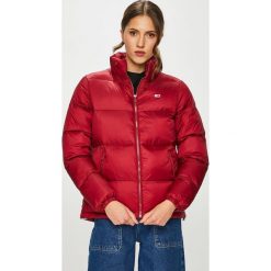 Tommy Jeans - Kurtka. Czerwone kurtki damskie Tommy Jeans, s, bez wzorów, z poliesteru, krótkie, bez kaptura. W wyprzedaży za 629,90 zł.