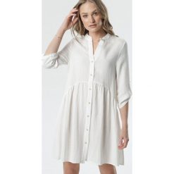 Biała Sukienka Mephite. Białe sukienki damskie Born2be, s, bez wzorów, z materiału, ze stójką, bez rękawów, mini, trapezowe. Za 99,99 zł.