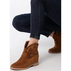 Camelowe Kowbojki na Ukrytej Koturnie Solo Santone. Brązowe koturny damskie Born2be, za kostkę, bez obcasa, na koturnie, na zamek. Za 149,99 zł.