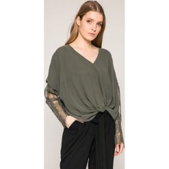 Marciano Guess - Bluzka. Zielone bluzki damskie MARCIANO GUESS, na co dzień, w koronkowe wzory, z bawełny, casualowe, bez kołnierzyka, bez rękawów. W wyprzedaży za 139,90 zł.