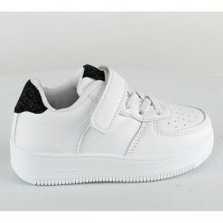 Sneakersy w kolorze biało-czarnym. Czarne trampki dziewczęce Rock & Joy, bez wzorów, z gumy, bez zapięcia. W wyprzedaży za 107,95 zł.
