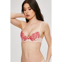 Gossard - Biustonosz Raspberry Kiss. Różowe biustonosze push up marki Gossard, z haftami, z elastanu. W wyprzedaży za 129,90 zł.