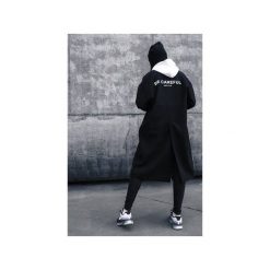 CAREFUL COAT. Czarne płaszcze damskie marki MAJORS, s, z nadrukiem, z poliesteru. Za 350,00 zł.