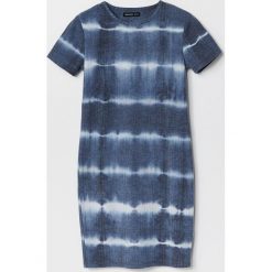 Sukienka z efektem tie dye - Granatowy. Niebieskie sukienki damskie Reserved, bez wzorów, bez kołnierzyka, bez rękawów. W wyprzedaży za 15,99 zł.