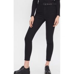 Jeansy high waist skinny z paskiem - Czarny. Czarne jeansy damskie House, z podwyższonym stanem. Za 69,99 zł.