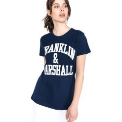 Franklin & Marshall Koszulka Niebieski. Niebieskie koszulki damskie Franklin Marshall, m, z nadrukiem, z bawełny, bez kołnierzyka, z krótkim rękawem. Za 154,95 zł.
