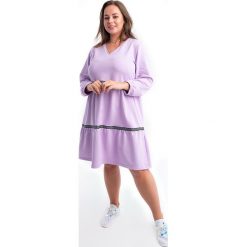Lawendowa sukienka dresowa Lilly XXL OVERSIZE JESIEŃ. Fioletowe sukienki damskie Moda Size Plus Iwanek, na jesień, xxl, w koronkowe wzory, z elastanu, z kontrastowym kołnierzykiem, z długim rękawem, długie, maxi, oversize. Za 169,90 zł.