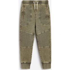 Joggery dresowe z efektem sprania - Khaki. Brązowe spodnie męskie Reserved, bez wzorów, z dresówki. Za 69,99 zł.