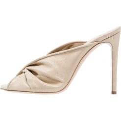 Chodaki damskie: Casadei MOONDUST Klapki platino/bianco