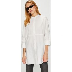 Calvin Klein - Koszula. Białe koszule body damskie marki Calvin Klein, z elastanu, casualowe, ze stójką. W wyprzedaży za 399,90 zł.