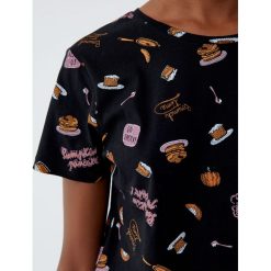 Koszulka z nadrukiem jedzenia. Czarne koszulki damskie Pull&Bear, z nadrukiem, bez kołnierzyka. Za 29,90 zł.