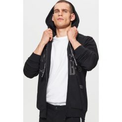 Bluza z nadrukiem BALTIC GAMES - Czarny. Czarne bluzy męskie rozpinane Cropp, l, z nadrukiem. Za 139,99 zł.