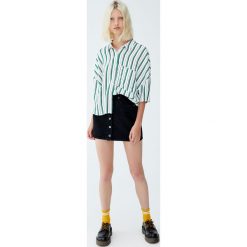 Koszula basic w paski. Zielone koszule damskie Pull&Bear, w paski, bez kołnierzyka, z krótkim rękawem. Za 59,90 zł.
