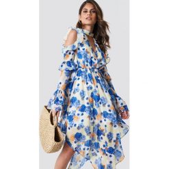 Andrea Hedenstedt x NA-KD Zwiewna sukienka maxi z wycięciami - Multicolor. Szare sukienki damskie Andrea Hedenstedt x NA-KD, bez wzorów, z poliesteru, z falbankami, z długim rękawem, długie, maxi, asymetryczne. W wyprzedaży za 72,88 zł.