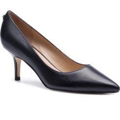 Szpilki GUESS - Dessie4 FL7DES LEA08 BLACK. Czarne półbuty damskie Guess, z aplikacjami, ze skóry ekologicznej, bez obcasa, na obcasie, bez zapięcia. Za 579,00 zł.