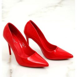 Szpilki damskie czerwone LE03P Red. Czerwone czółenka damskie ButyModne, bez wzorów, ze skóry ekologicznej, eleganckie, bez obcasa, na szpilce, bez zapięcia. W wyprzedaży za 109,00 zł.