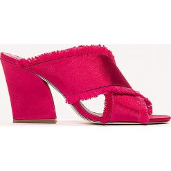 Klapki damskie: NA-KD Shoes Satynowe klapki na obcasie Cross – Red