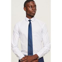Koszula z mikroprintem slim fit - Biały. Białe koszule męskie marki Reserved, s. Za 99,99 zł.