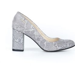 Wężowe czółenka z okrągłym noskiem - skóra naturalna - model 042 - kolor szary wąż. Szare czółenka damskie Zapato, na co dzień, bez wzorów, z jeansu, z okrągłym noskiem, bez obcasa, na obcasie. W wyprzedaży za 191,40 zł.
