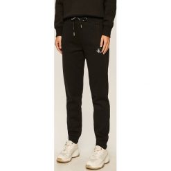 Calvin Klein Jeans - Spodnie. Czarne spodnie damskie Calvin Klein Jeans, s, bez wzorów, z bawełny, casualowe. Za 349,90 zł.