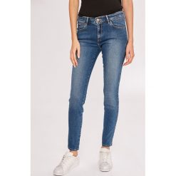 Wrangler - Jeansy. Niebieskie jeansy damskie marki Wrangler, bez wzorów, z elastanu. W wyprzedaży za 259,90 zł.