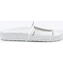 Pepe Jeans - Klapki Oban Moon. Białe klapki damskie Pepe Jeans, bez wzorów, z jeansu, bez obcasa. W wyprzedaży za 129,90 zł.