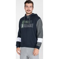 Armani Exchange Bluza Niebieski. Niebieskie bluzy męskie Armani Exchange, m, z nadrukiem, z bawełny, bez kołnierzyka, bez rękawów, bez kaptura. Za 628,95 zł.