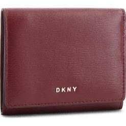 Mały Portfel Damski DKNY - Bryant Trifld Wallet R7413100 Blood Red XOD. Czerwone portfele damskie DKNY, bez wzorów, ze skóry. W wyprzedaży za 279,00 zł.