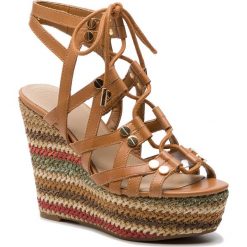 Espadryle GUESS - Grey FL6GRY LEA04 NUDE. Pomarańczowe espadryle damskie Guess, z aplikacjami, ze skóry ekologicznej, bez obcasa, na obcasie. W wyprzedaży za 579,00 zł.