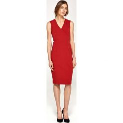 Czerwona Elegancka Dopasowana Sukienka do Kolan z Dekoltem V. Czerwone sukienki balowe marki Molly.pl, do pracy, l, z dekoltem na plecach, midi, dopasowane. Za 159,90 zł.
