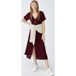 Sukienka midi z guzikami. Czerwone sukienki damskie Pull&Bear, bez wzorów, bez kołnierzyka, bez rękawów, midi. Za 99,90 zł.