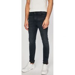 Tommy Jeans - Jeansy. Niebieskie jeansy męskie Tommy Jeans, z aplikacjami. W wyprzedaży za 339,90 zł.