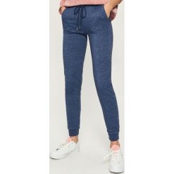 Spodnie dresowe - Niebieski. Niebieskie spodnie damskie marki Sinsay, s, z dresówki. Za 39,99 zł.