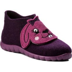 Kapcie SUPERFIT - 1-00295-77 S Lila Kombi. Fioletowe kapcie damskie marki Superfit, z tworzywa sztucznego, bez zapięcia. Za 137,00 zł.