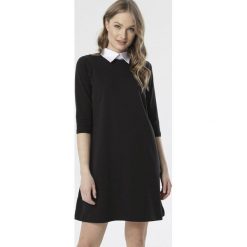 Czarna Sukienka Avadah. Czarne sukienki damskie Born2be, s, bez wzorów, z dzianiny, eleganckie, bez kołnierzyka, bez rękawów, mini, trapezowe. Za 59,99 zł.
