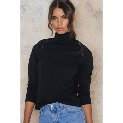 Golfy damskie: NA-KD Sweter ze sznurowaniem na rękawach – Black